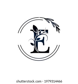 Letra inicial E Flores botánicas con círculo grabado a mano. Adecuado para la marca natural, ecológica, joyería, moda, personal o corporativa.