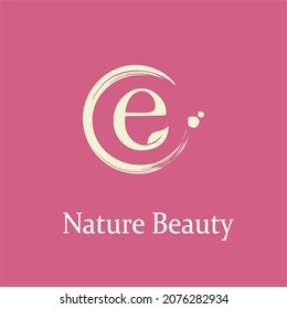 Initialbrief e mit Leaf und Circle Brush Splash für Weibliche Natur Schönheit Spa Schöne Salon Business Logo Idee