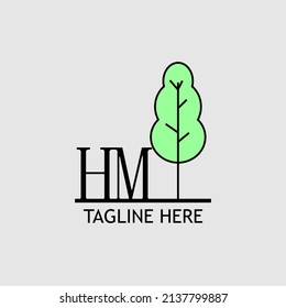 Ursprünglicher Buchstabe HM mit grünem Baumlogo. Minimal, einfach und einzigartig.