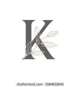 Letra inicial K logotipo floral y botánico. Feminina de la hoja natural para salón de belleza, masaje, cosméticos o símbolo del icono del spa