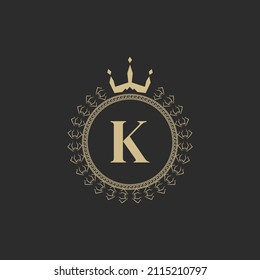 Letra inicial K marco real heráldico con corona y corona de laurel. Simple Emblema Clásico. Composición redonda. Estilo de gráficos. Elementos de arte para la ilustración de vectores de diseño de logotipos