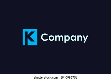 Initial Letter K Logo. Blue Square Form mit Negative Space K Buchstabe innen einzeln auf blauem Hintergrund. Für Unternehmens- und Branding-Logos geeignet. Flaches Vectorlogo-Design-Vorlagenelement.