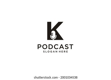 letra inicial K con micrófono modelo de diseño de logotipo de podcast vector