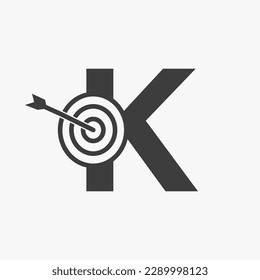 Logotipo de éxito de la letra inicial K combinando con el icono de destino Bow
