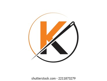 Anfangsbuchstabe K mit dem Schneiderlogo, der Nadel- und Thread-Kombination für Stickerei, Textilien, Mode, Tuch, Stoffvorlage.