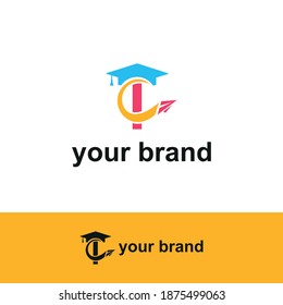 Ursprünglicher Brief l mit Toga-Hut-Graduierung und Papierflugzeug, die für das Logo der Akademie herumfliegen