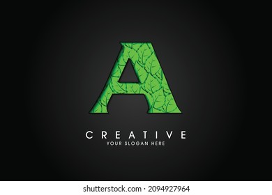 Ein erstes Brieflogo mit Blättern. Ökologische Schriftart. Green Leaves Schriftart. Vektorgrafik.