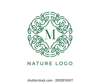 letra inicial M Modelo de ilustraciones de diseño de vectores con logotipo floral. 
Diseño con logotipo vectorial para productos naturales, floristería, cosméticos, ecológicos, salud, spa.
