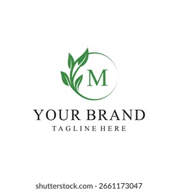 Letra inicial M hojas verdes orgánico diseño de logotipo natural, cosméticos y concepto de icono de Vector de belleza