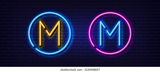 Icono de letra inicial M. Efecto de la línea luminosa neón. Signo de carácter tipográfico de línea. Letra grande del primer tipo de letra. Elemento luminoso de neón brillante. Letra M resplandece línea 3d. Banner de pared de ladrillo. Vector