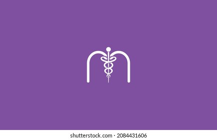 Letra inicial M incorporada con el diseño del logotipo médico de Caduceus