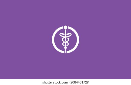 Letra inicial O incorporada con el diseño del logotipo médico de Caduceus