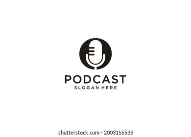 letra inicial O con micrófono plantilla de diseño de logotipo de podcast vector