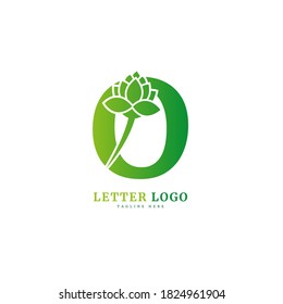 Letra inicial O con elemento de concepto de vector de logotipo natural. letra O monograma, con ajuste floral orgánico para empresas y empresas