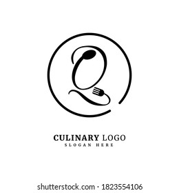 Letra inicial Q con cuchara y tenedor para el concepto de restaurante. logotipo de la carta Q, adecuado para empresas y negocios culinarios.
