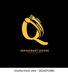 Letra inicial Q con cuchara y tenedor para el concepto de restaurante. logotipo de la carta Q, adecuado para empresas y negocios culinarios.