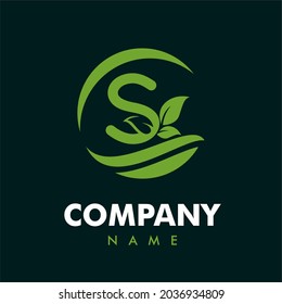Initialbrief S mit Blättern für Grüne Natur, Umwelt, Ökofreundlichkeit, Landwirtschaft, Gartenbau, Rasenservice Unternehmen Logo-Design-Konzept