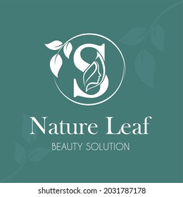 Letra inicial s con cara femenina y hojas para cosmética de belleza, naturaleza estética, spa de salón, clínica de piel facial, cuidado de la salud, idea de diseño con logotipo de masaje