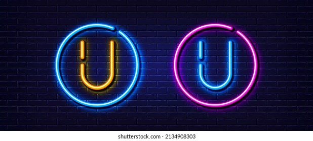 Anfangsbuchstaben U Symbol. Neonlichtzeileneffekt. Zeilentypopgraphie-Zeichen. Große erste Schriftart. Leuchtendes Neonlichtelement. Buchstabe U glänzt 3D. Brick-Wand-Banner. Vektorgrafik