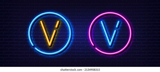 Icono de letra inicial V. Efecto de la línea luminosa neón. Signo de carácter tipográfico de línea. Letra grande del primer tipo de letra. Elemento luminoso de neón brillante. Letra V brillante línea 3d. Banner de pared de ladrillo. Vector