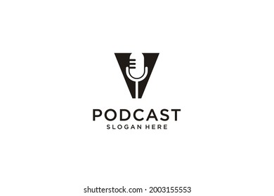 letra inicial V con micrófono plantilla de diseño de logotipo de podcast vector