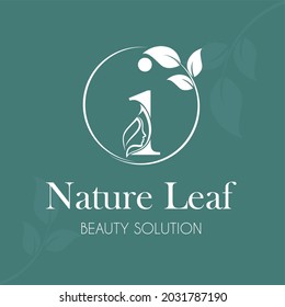 Letra inicial i con cara femenina y hojas para cosmética de belleza, naturaleza estética, spa de salón, clínica de piel facial, cuidado de la salud, idea de diseño con logotipo de masaje