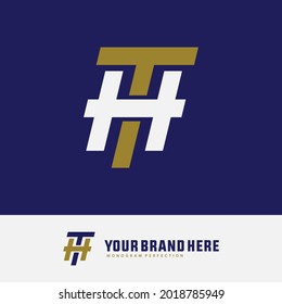 Letras iniciales H, T, HT o TH superpuestas, logotipo de monograma interbloqueado, color blanco y dorado sobre fondo azul