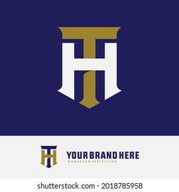 Letras iniciales H, T, HT o TH superpuestas, logotipo de monograma interbloqueado, color blanco y dorado sobre fondo azul
