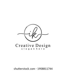 Letras iniciales, logotipo escrito a mano de IK caligraphy. Alfabeto escrito a mano en la plantilla de logotipo. Letras y alfabeto para el diseño de su logotipo.