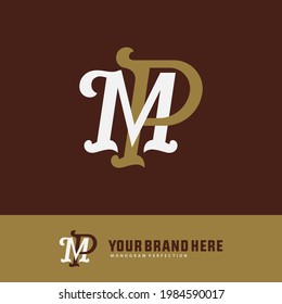 Letras iniciales M, P, MP o PM superpuestas, logotipo de monograma interbloqueado, color blanco y dorado sobre fondo marrón