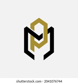 Letras iniciales P, M, PM o MP superpuestas, logotipo de monograma interbloqueado, color negro y dorado sobre fondo blanco