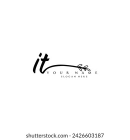 Adorno de tipografía floral de escritura a mano con logotipo IT inicial