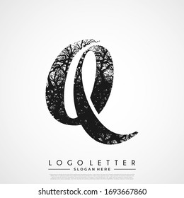 Logotipo inicial Q Ramas de árbol. Diseño del logotipo de la carta inicial del árbol.