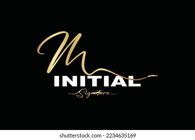 Diseño inicial del logotipo M en estilo elegante de escritura a mano dorada. M Signature Logo o símbolo de la marca de bodas Joyería Boutique e identidad de marca de negocios