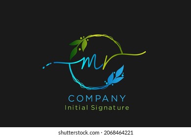 Monograma de belleza inicial M R y diseño elegante de logotipo en color verde , logotipo de escritura a mano de firma inicial, boda, moda, floral y botánica con plantilla creativa.