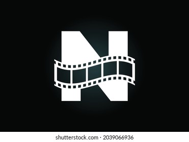 Alfabeto inicial N monograma incorporado con carrete de película. Concepto de logotipo de vídeo y película. emblema de letra. Logo para el negocio del entretenimiento y la identidad de la empresa