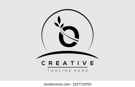 diseño inicial del logotipo de la letra O con hoja. Plantilla vectorial de icono O.
