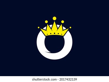 Letra O inicial con diseño de corona