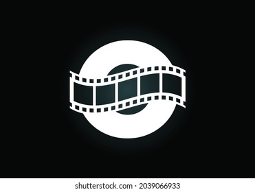 Initial-O-Monogramm-Alphabet, das mit Filmrolle integriert ist. Video- und Film-Logo-Konzept. Schriftemblem. Logo für Unterhaltungsunternehmen und Firmenidentität
