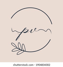 Logotipo inicial PV Escritura a mano vectorial floral y botánico