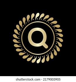  Initial Q Golden Blatt und Kreis Logo Design Vektor. Golden Beauty Q Logo und Firmenzeichen und -alphabeten, Vektordesign