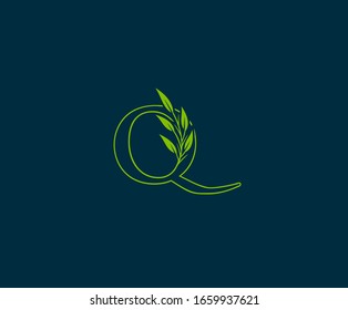 Letra Q inicial con logotipo de hojas verdes