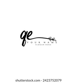 Logo inicial de QE escritura a mano ornamento de tipografía floral