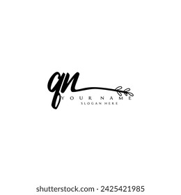 Adorno inicial de tipografía floral de escritura a mano con logotipo QN