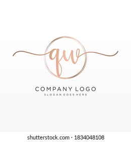 Monograma inicial de belleza QW y diseño elegante de logotipo, logotipo de escritura a mano de firma inicial, boda, moda, floral y botánica con plantilla creativa.