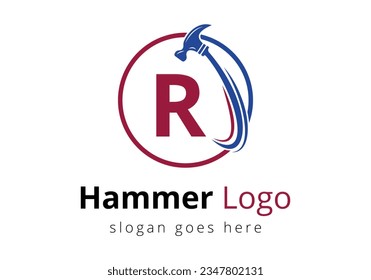 Alfabeto inicial de letra en monograma R con un concepto de logotipo martillo para construcción, plantilla de vectores de reparación de marca de madera de fábrica.  Logo vectorial moderno para el negocio de la construcción e identidad de la empresa