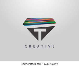 Logotipo De Diamante En Resumen T Inicial. Diseño creativo de letras T con tiras coloridas sobre formas diamantíferas.