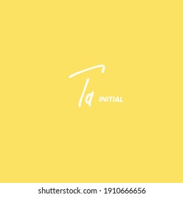 T Inicial Un monograma de belleza blanca y un diseño de logotipo elegante
