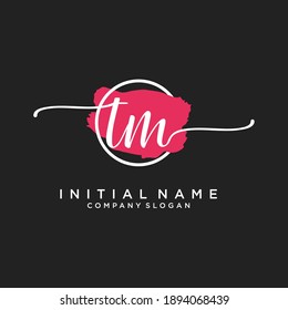 Monograma de belleza de TM inicial y elegante diseño de logotipo, logotipo de escritura a mano de firma inicial, boda, moda, floral y botánica con plantilla creativa.
