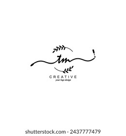 Tipografía de marca botánica con logotipo inicial TM